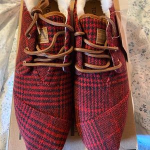 Women Toms size 10 red plaid booties